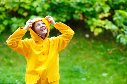 女孩在雨中