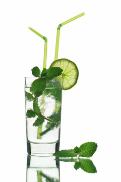 Mojito Cocktai孤立在白色背景