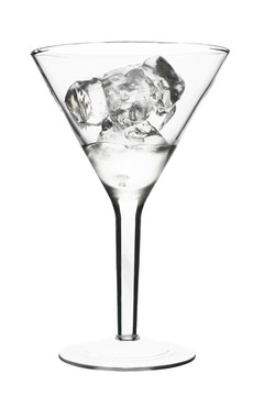 馬蒂尼玻璃剪影與冰塊和一些飲料；孤立的白色背景