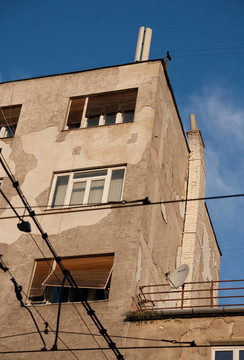 褪了色的房屋建筑