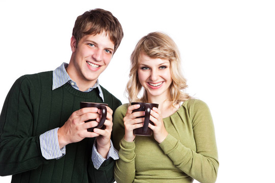 白人夫婦拿著咖啡杯