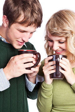 白人夫婦拿著咖啡杯