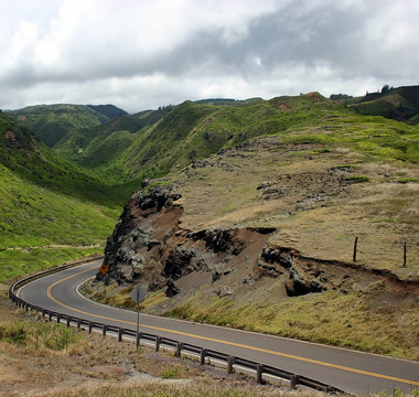 茂宜島的山區(qū)道路駕駛