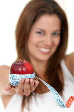 女人用苹果和测量磁带