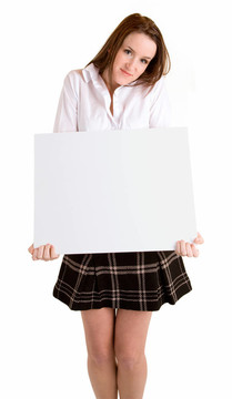 年輕女子抱著一個(gè)空白的白色標(biāo)志