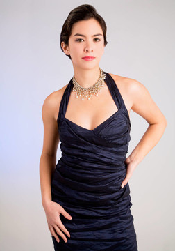 穿著晚禮服的亞裔年輕漂亮女士