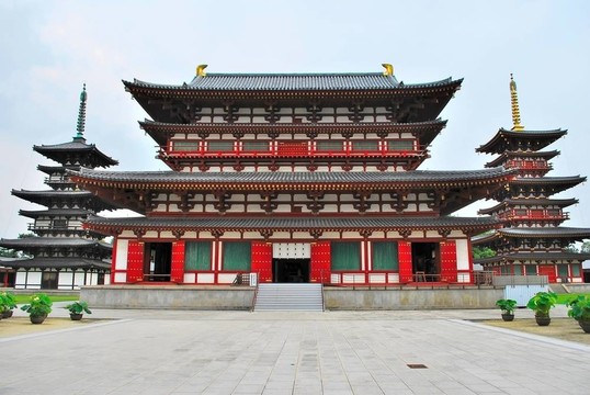 雄偉的寺廟和高聳的雙寶塔