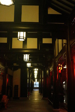庭院長廊夜景
