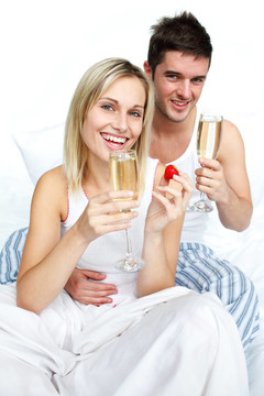 快樂的男人和女人慶祝與香檳訂婚