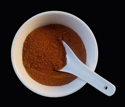 接地紅辣椒與湯匙在白杯