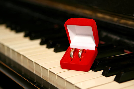 鋼琴上的結(jié)婚戒指
