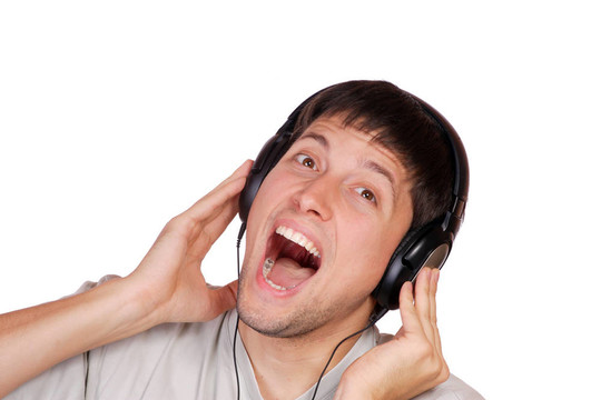 男人正在聽音樂