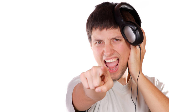 男人正在聽音樂