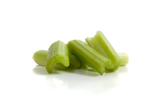 白色背景上的芹菜