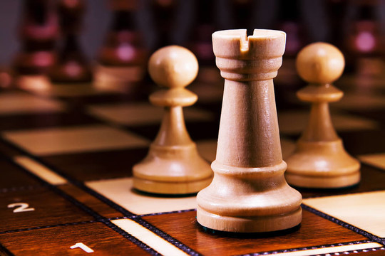 象棋近距離；暗背景
