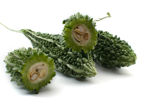 白色背景下的Bitter Melons（印度表型）
