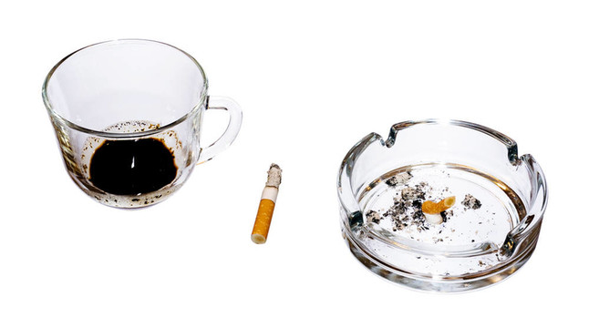 白色背景上分離的香煙