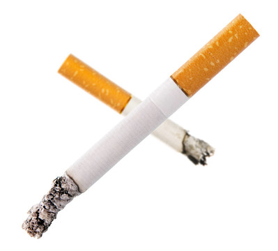 白色背景上分離的香煙