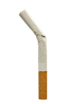 白色背景上分離的香煙