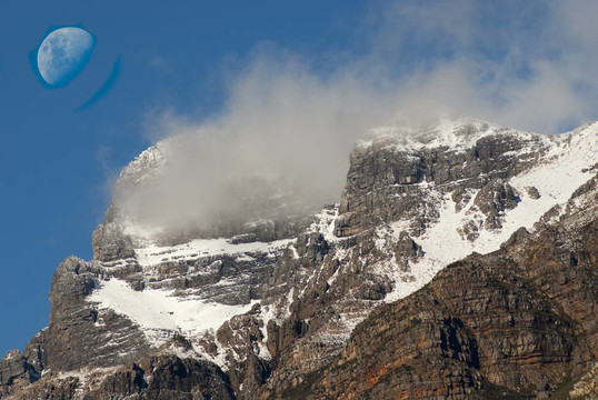 雪山和月亮