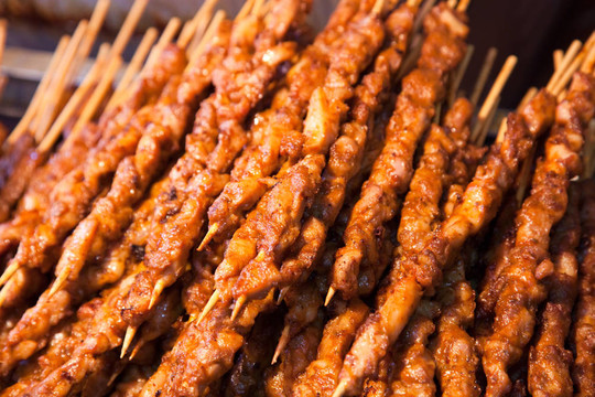 木枝上的烤肉