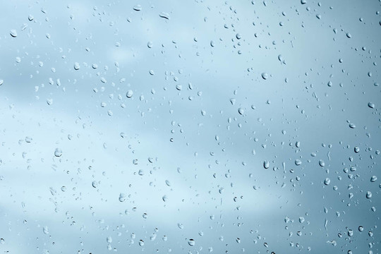 雨水在玻璃窗上的水滴