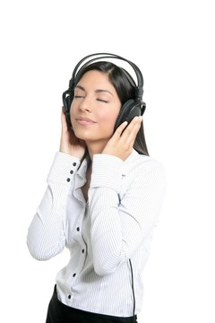 美麗的黑發(fā)女商人聽音樂