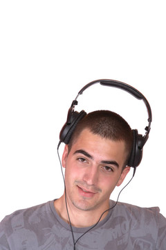 男人正在聽音樂
