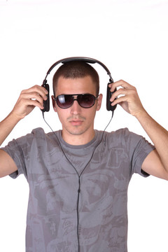 男人正在聽音樂