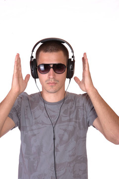 男人正在聽音樂