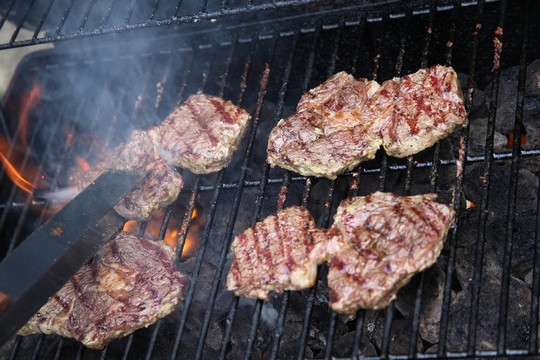 燒烤肉在燒烤夾煙