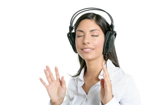 美麗的黑發(fā)女商人聽音樂
