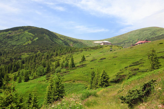 夏日山景與氣象站建筑