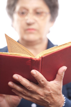 讀一本書的老太太