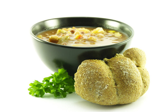 在一個(gè)黑碗里的蔬菜湯