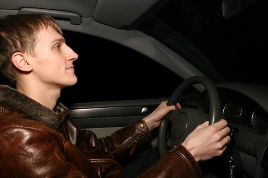 夜間車上的人