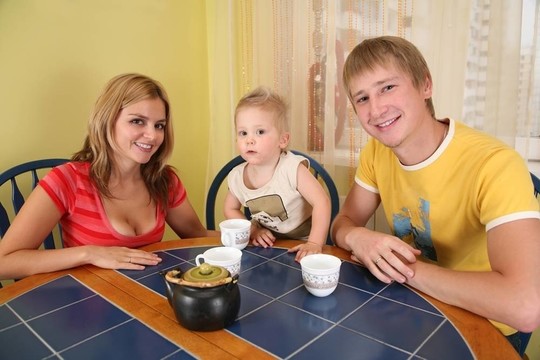 家長與孩子在2房間的桌子喝茶