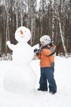 男孩使雪人
