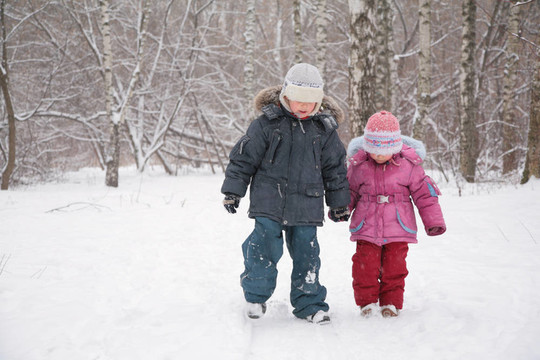 兩個(gè)孩子在雪地里散步