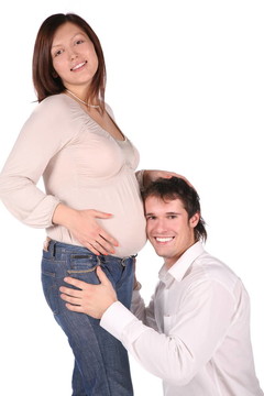 男人和懷孕的女孩。聽…