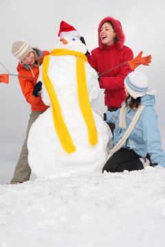 三個(gè)年輕的女人和雪人