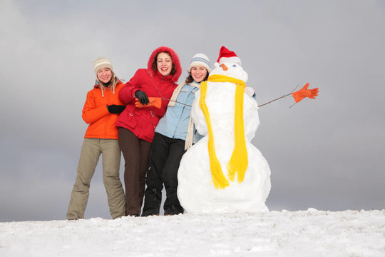 三個年輕的女人和雪人3