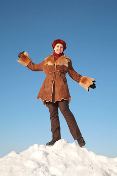 美麗的年輕女人在雪山上擺姿勢