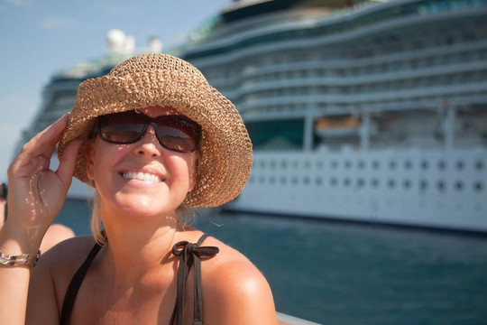 美麗的女人與Cruise Ship度假