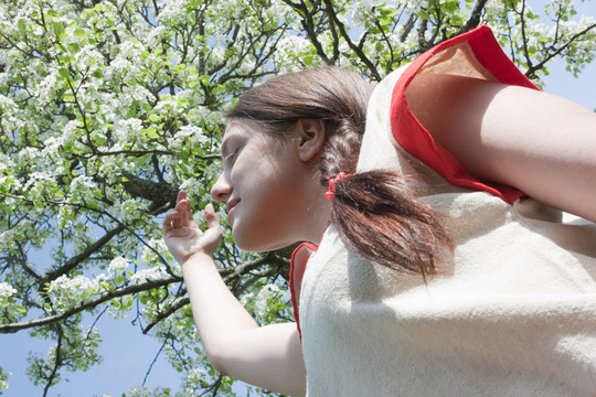春天花園里的長頭發(fā)的女孩