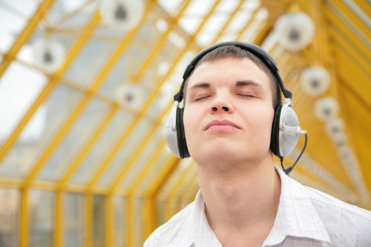 年輕人聽音樂的行人天橋