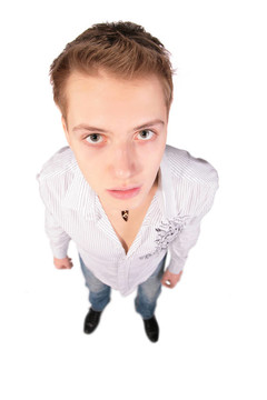 穿白襯衫的男孩視角觀