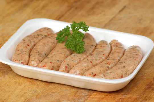 豬肉香腸在一個(gè)白色的塑料容器