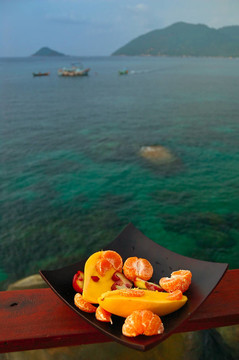 在海邊的背景fruitplate