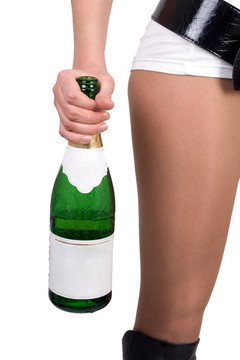 帶著香檳酒瓶的年輕女人。分離